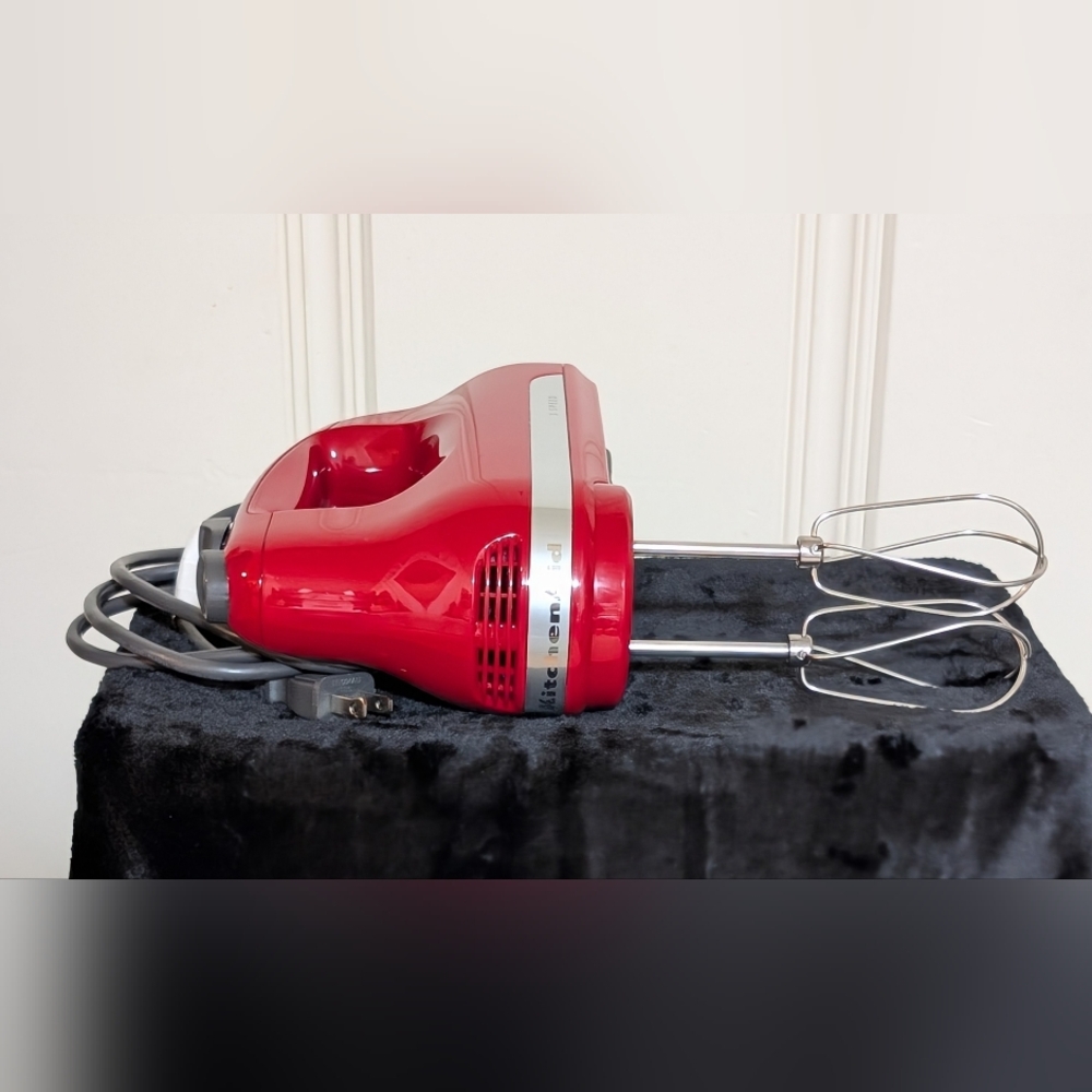 KITCHEN AID. 3 SPEED HAND MIXER. RED.
